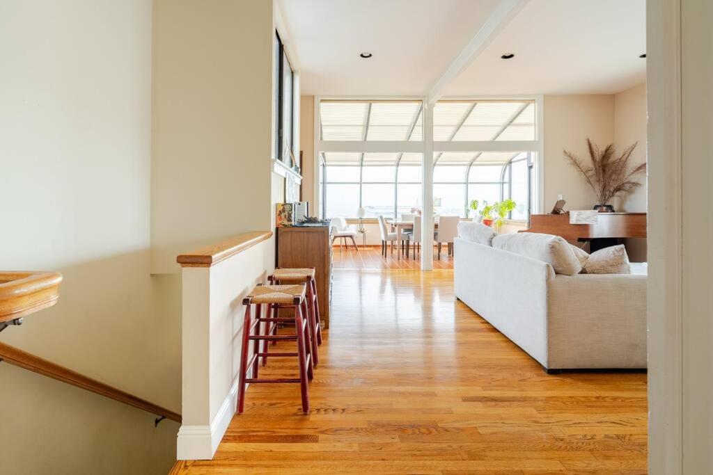 Dreamy 3-Story House : Sunroom + City Skyline View