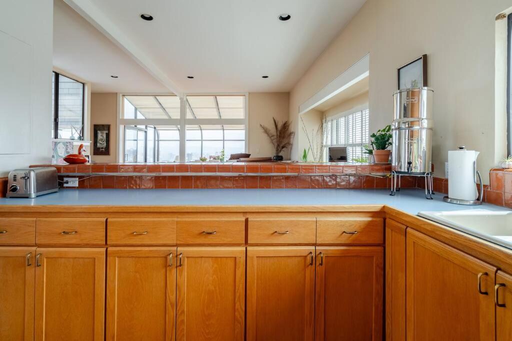 Dreamy 3-Story House : Sunroom + City Skyline View