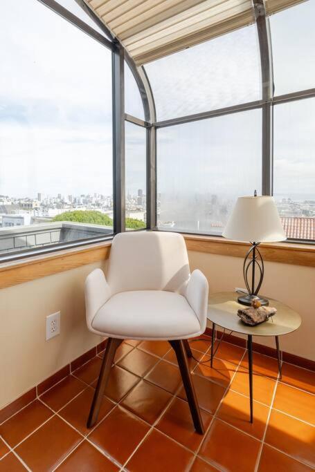 Dreamy 3-Story House : Sunroom + City Skyline View