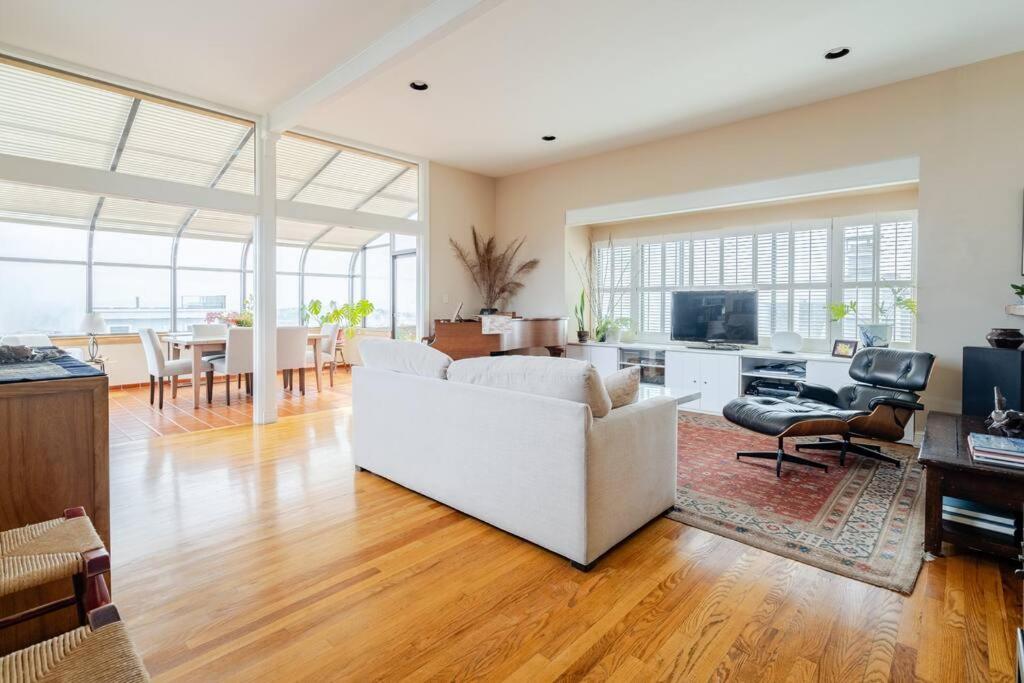 Dreamy 3-Story House : Sunroom + City Skyline View