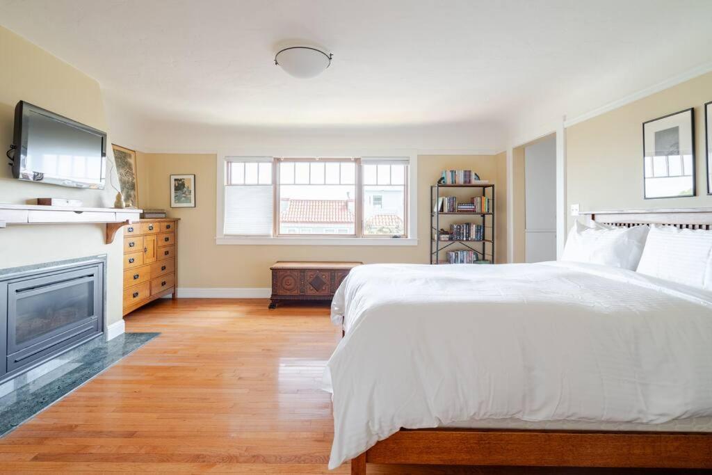 Dreamy 3-Story House : Sunroom + City Skyline View